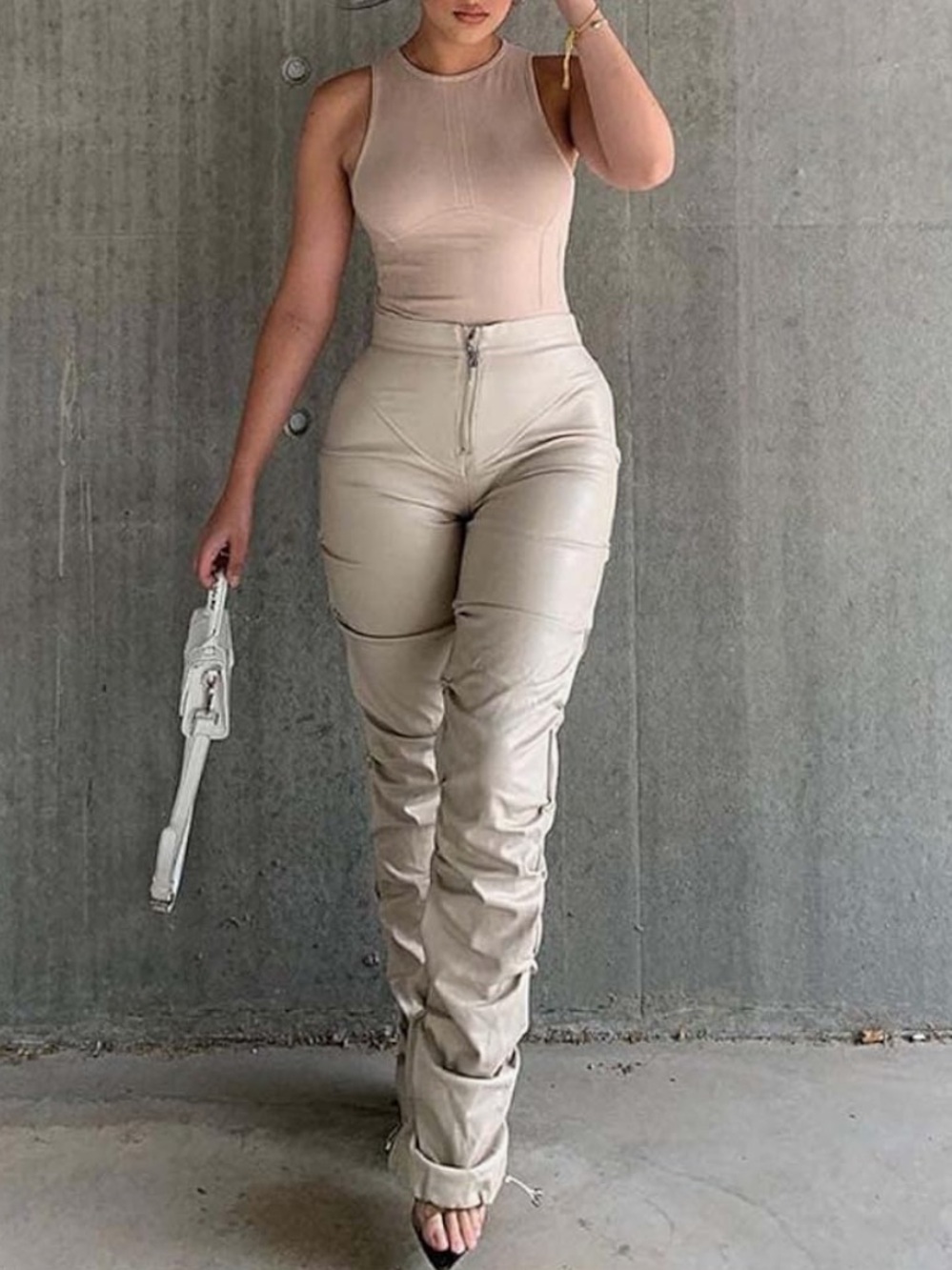 Maniere De Voir Tacked Vegan Leather Beige Cream Pants Size 8 - Picture 2 of 11